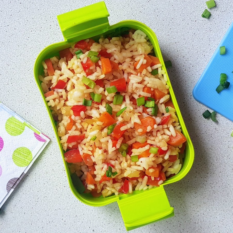 Smazony ryz z warzywami dla dziecka do lunch boxa